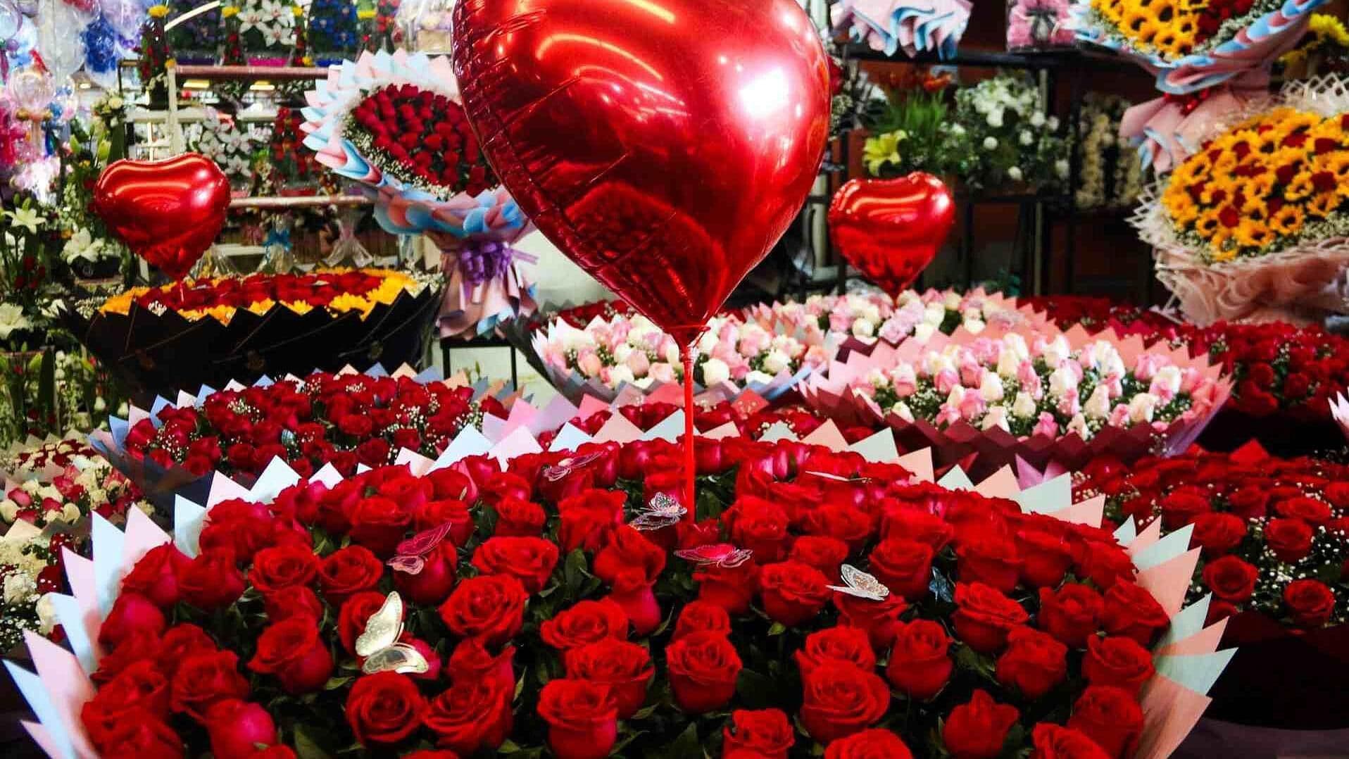 Día del Amor y de la Amistad: Enamorados Llegan al Mercado de Jamaica para Conseguir un Ramo de Flores