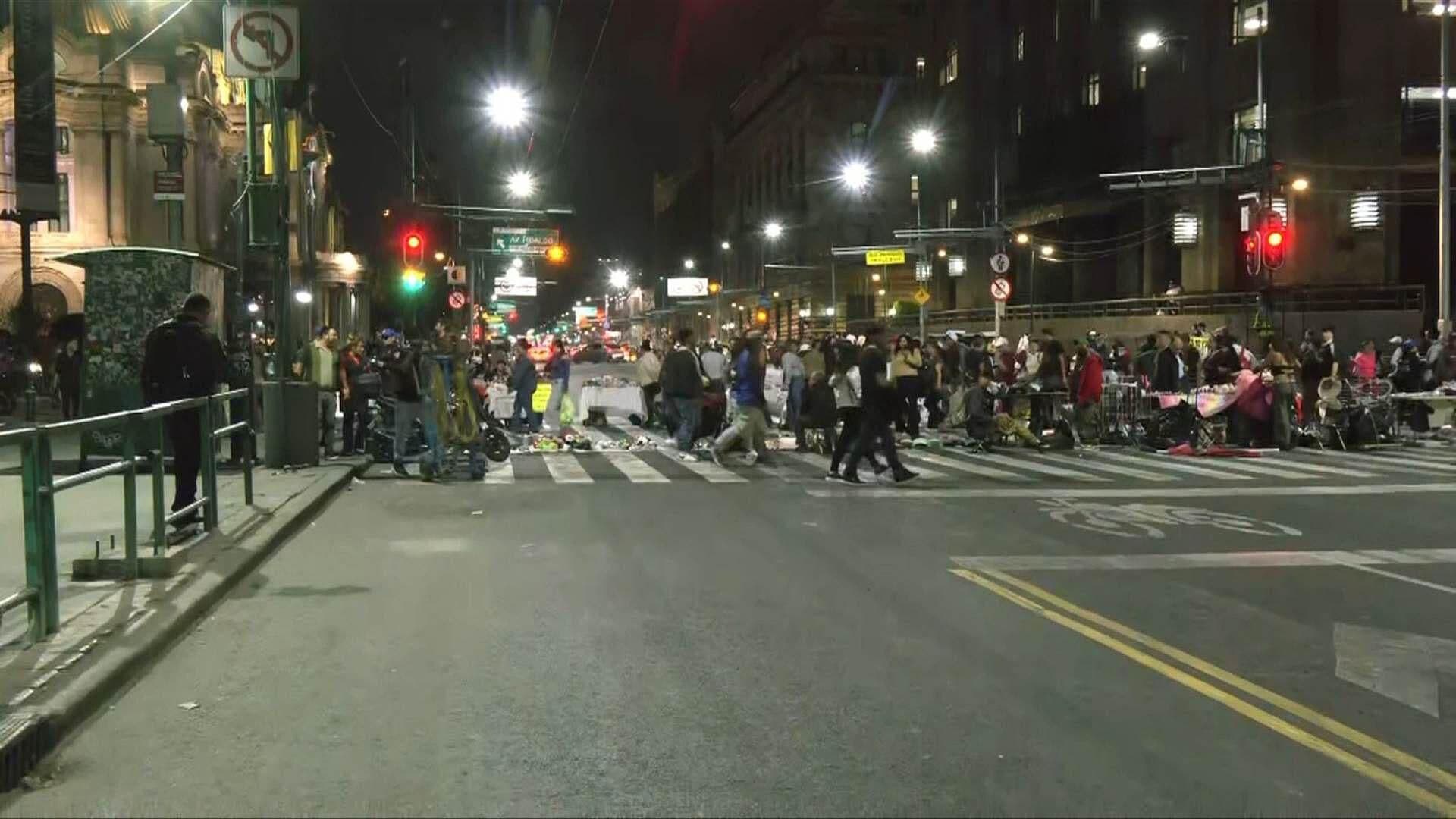 Artesanos y Artistas Urbanos Mantienen Bloqueo en Eje Central y Avenida Juárez, CDMX