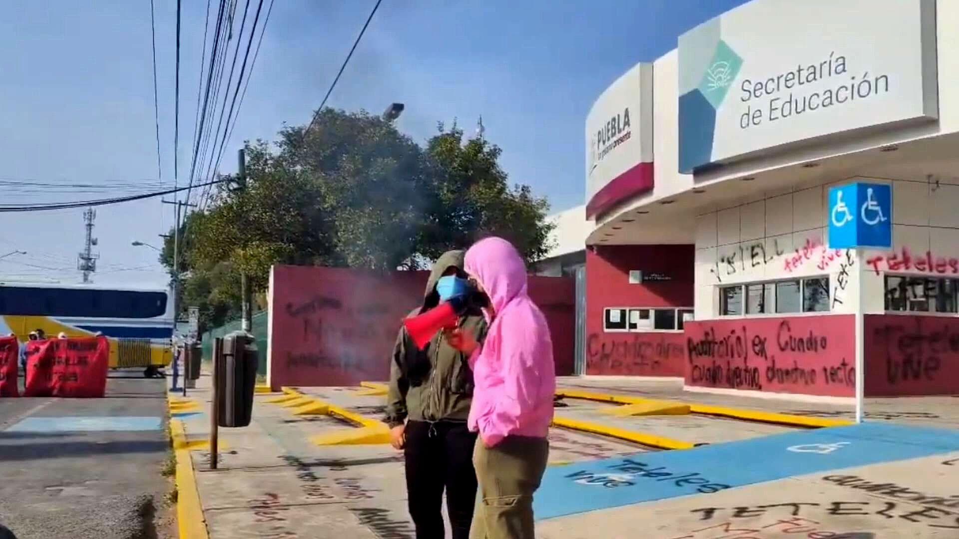 Normalistas de Teteles de Ávila, en Puebla, Vandalizan Instalaciones de la SEP