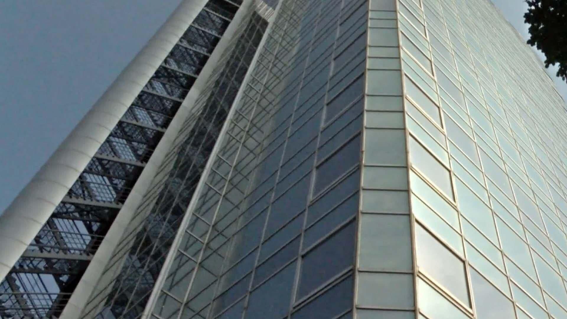 Doce Personas Quedan Atrapadas en Elevador de Torre de Cristal en Victoria