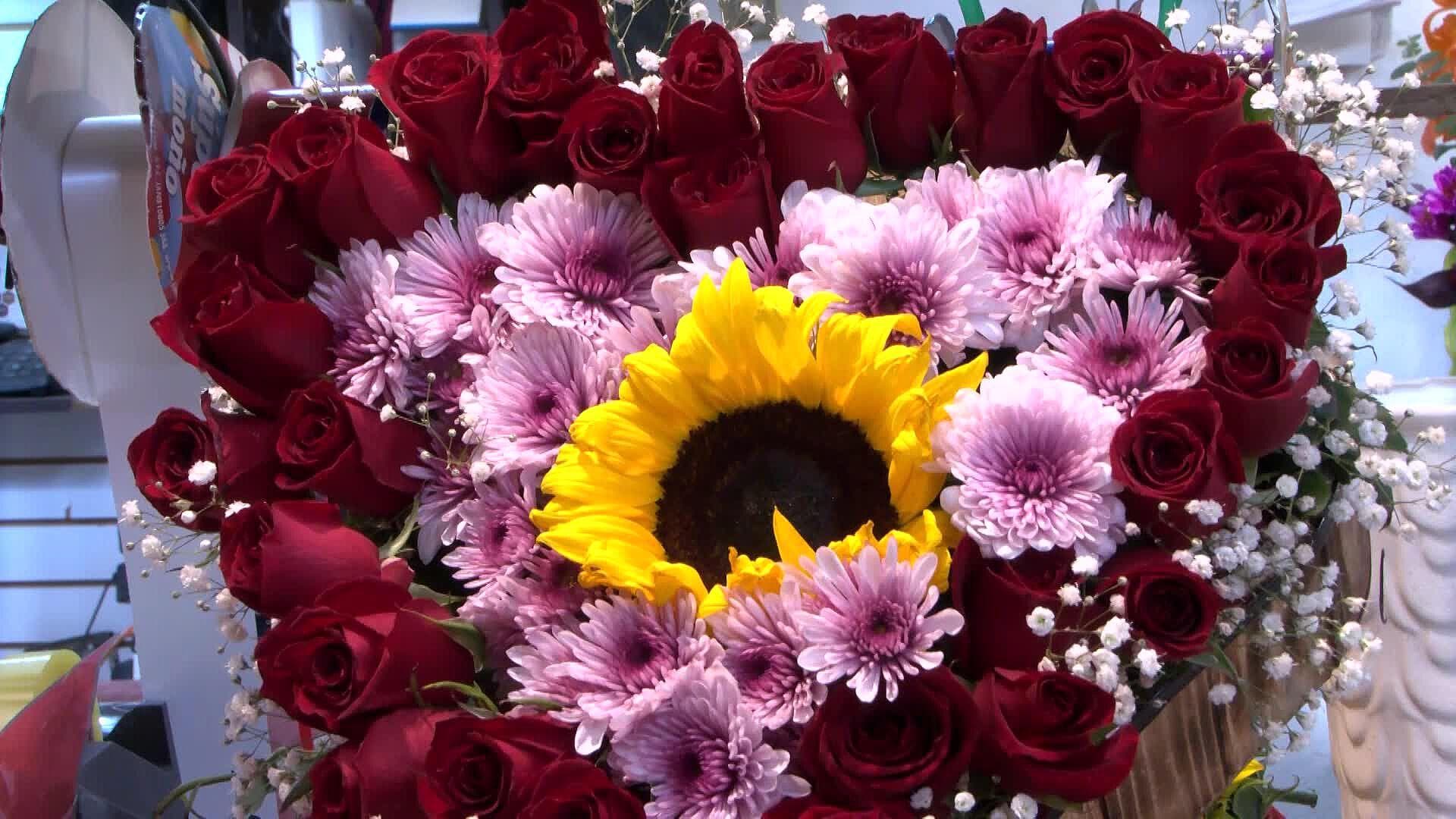 Floristas del Mercado Hidalgo en SLP Esperan Repunte de Ventas por el 14 de Febrero