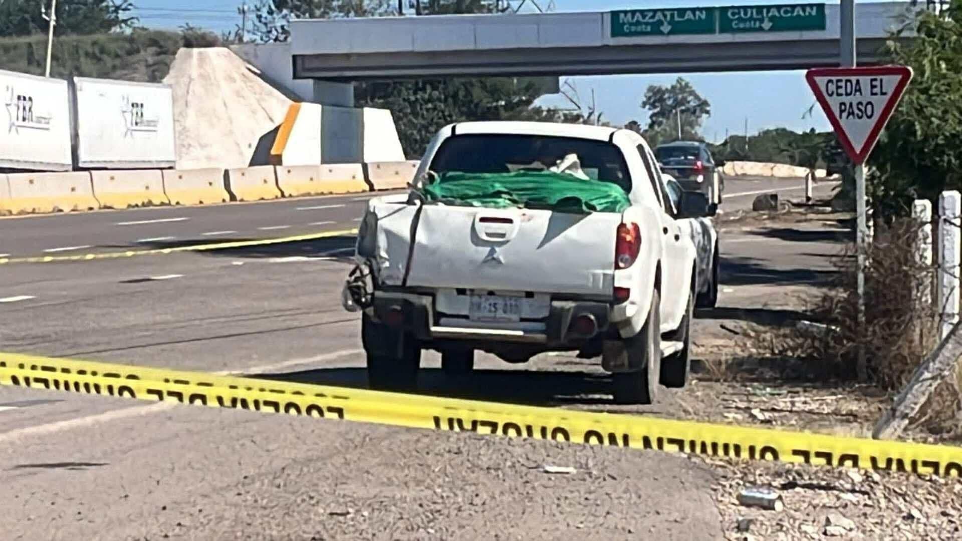 Hallan Tres Cuerpos dentro de Camioneta Abandonada en Autopista de Navolato, Sinaloa
