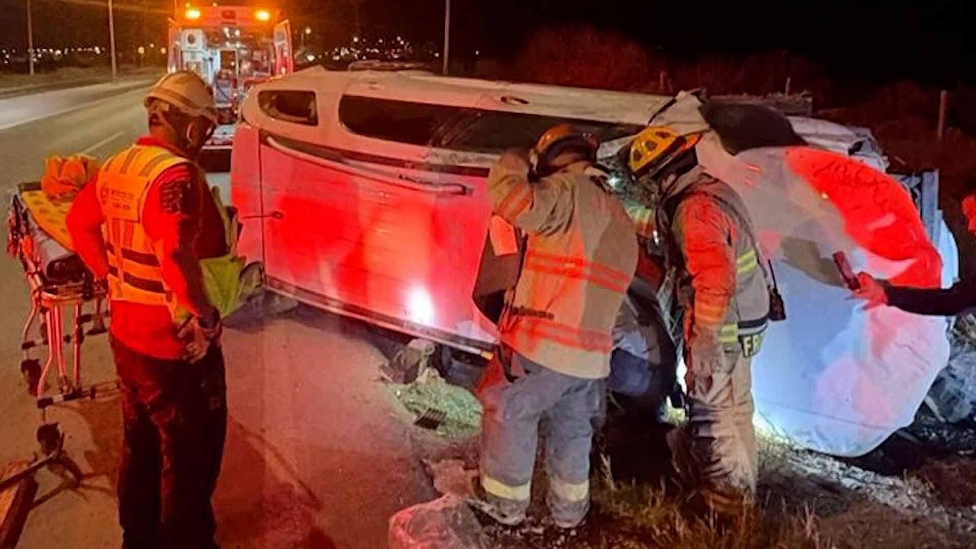 Camioneta Vuelca en la Carretera a Los Pinos en Ramos Arizpe