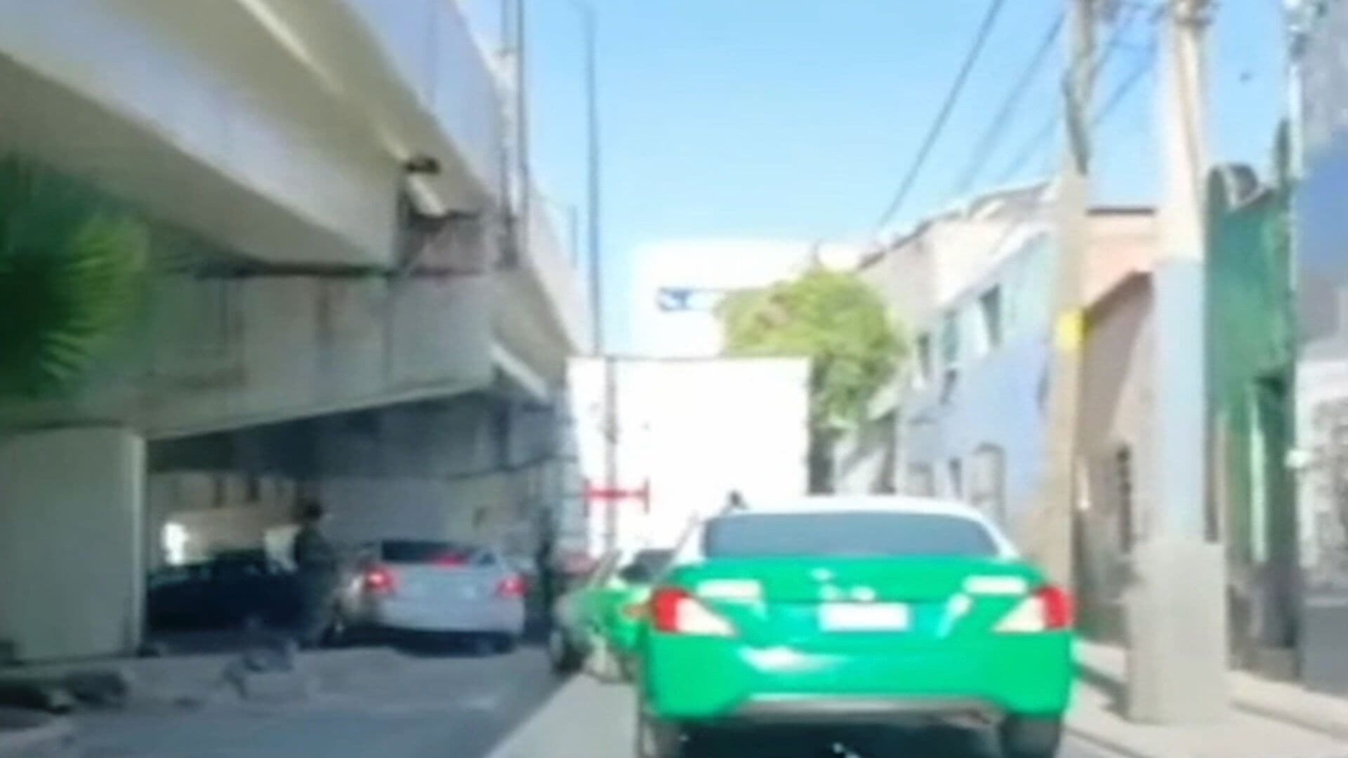 Se Atora Camión en Puente del Mariano Escobedo en León y Causa Tráfico