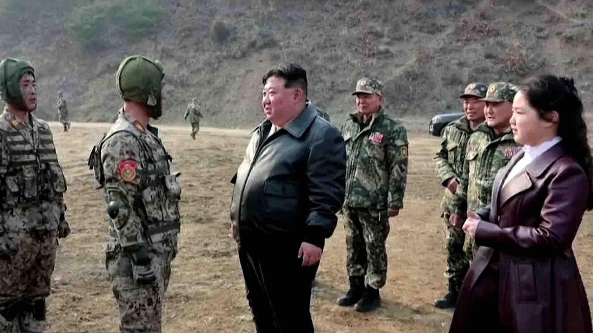 Acompañado de su Hija, Kim Jong Un Supervisa Ejercicios Militares en Corea del Norte