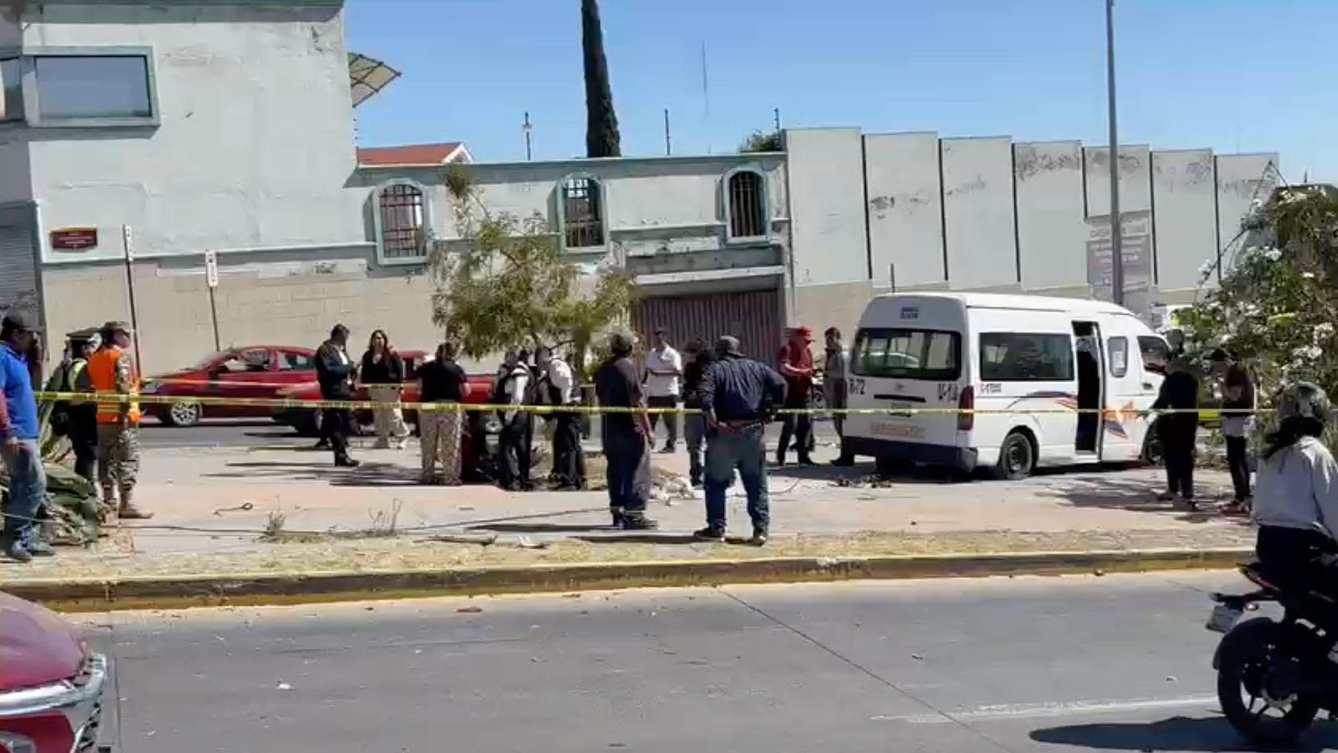 Choca Ruta 72 contra Dos Camionetas en Calzada Zaragoza de Puebla