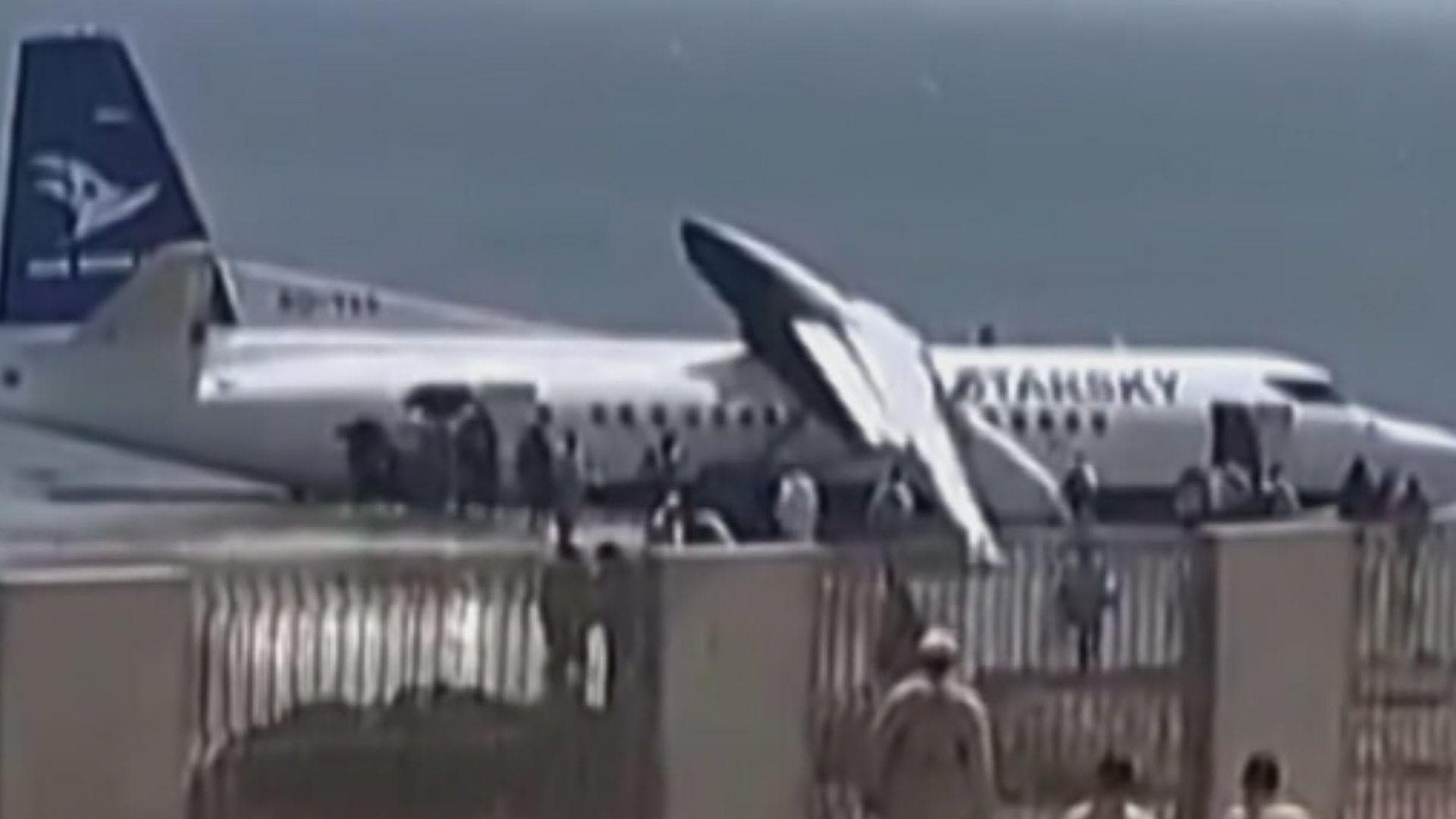 Aterriza de Emergencia un Avión en Una Playa de Somalia: ¿Cuál Fue la Razón?