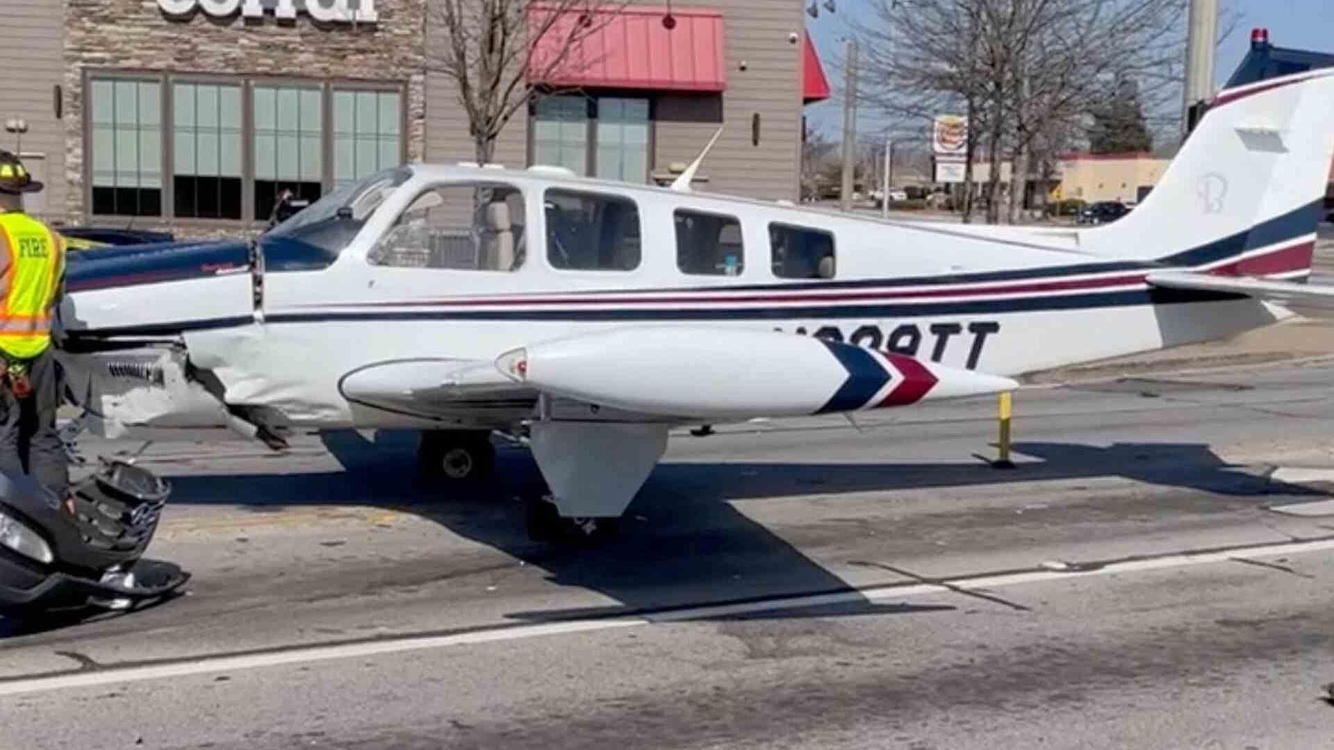 Avioneta se Estrella Contra Tres Vehículos en Georgia, Estados Unidos