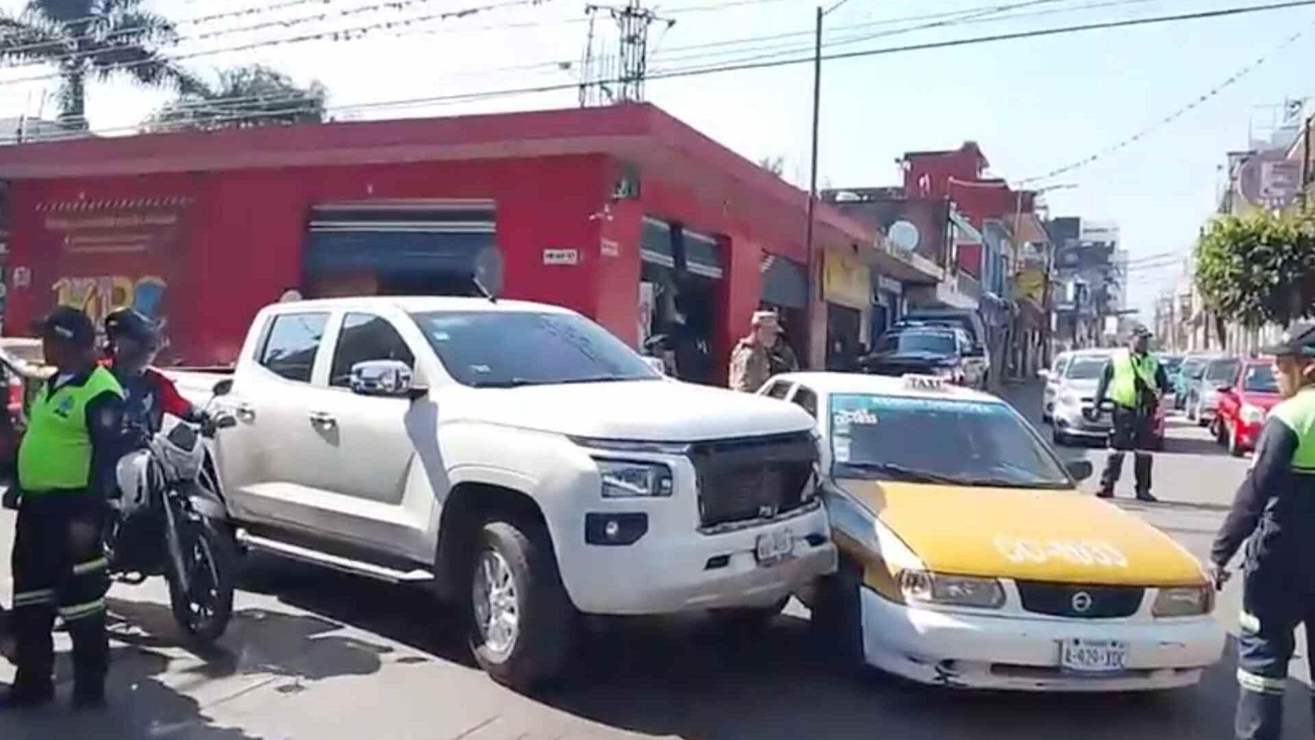 Choque Entre Taxi y Camioneta Provoca Caos Vial en Colonia Centro de Córdoba, Veracruz