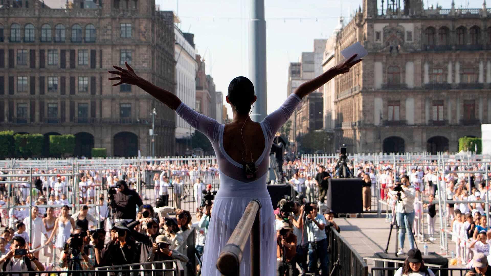 Bailarina Mexicana Elisa Carrillo Encabeza Clase Masiva de Ballet en el Zócalo