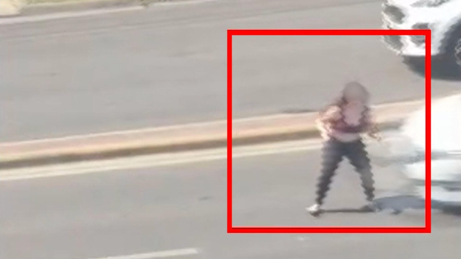 Video: Atropellan a Mujer al Cruzar Corriendo Av Paseo de los Leones en Monterrey; Queda Grave