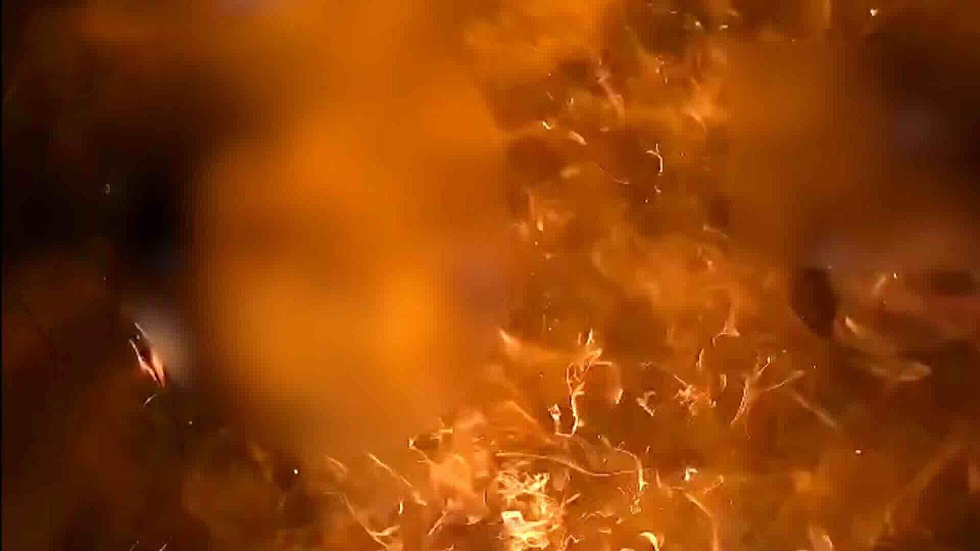 Explosión de Globos con Gas Hidrógeno Deja un Lesionado en Elevador de Bombay, India