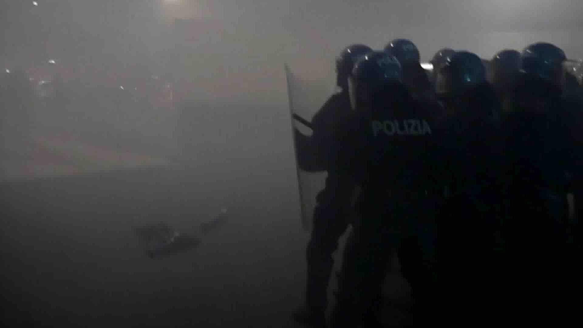 Manifestantes se Movilizaron en Milán Contra ICE y el Impacto de Justa Deportiva de Invierno