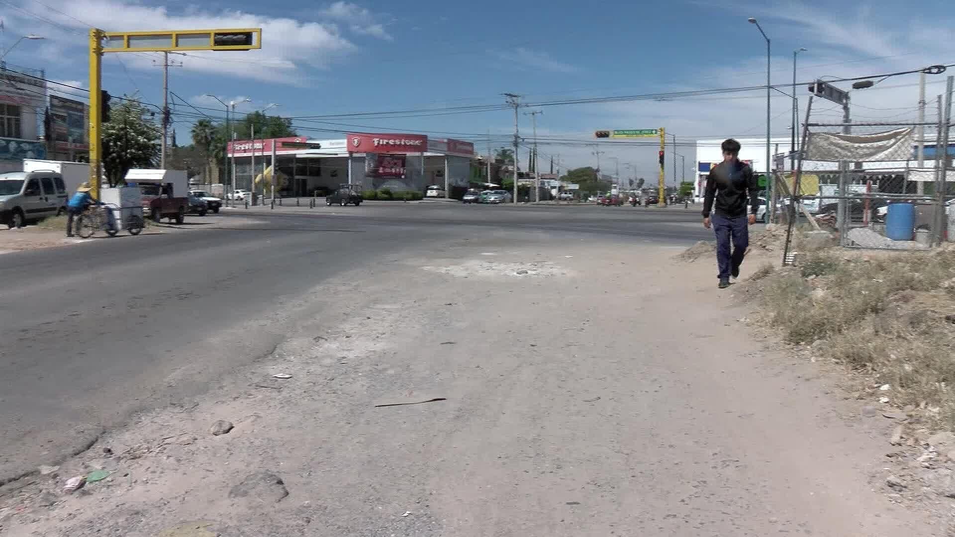 Vecinos de la Avenida Río Mayo, Viven entre la Tierra en una Calle que por Años no ha Sido Pavim