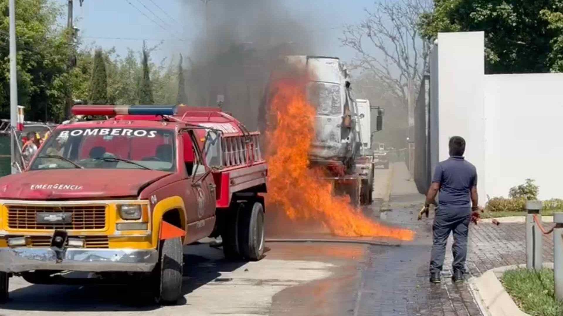 Alumnos son Evacuados por Incendio de Camioneta Cerca de Escuela en Límites de Córdoba y Fortín
