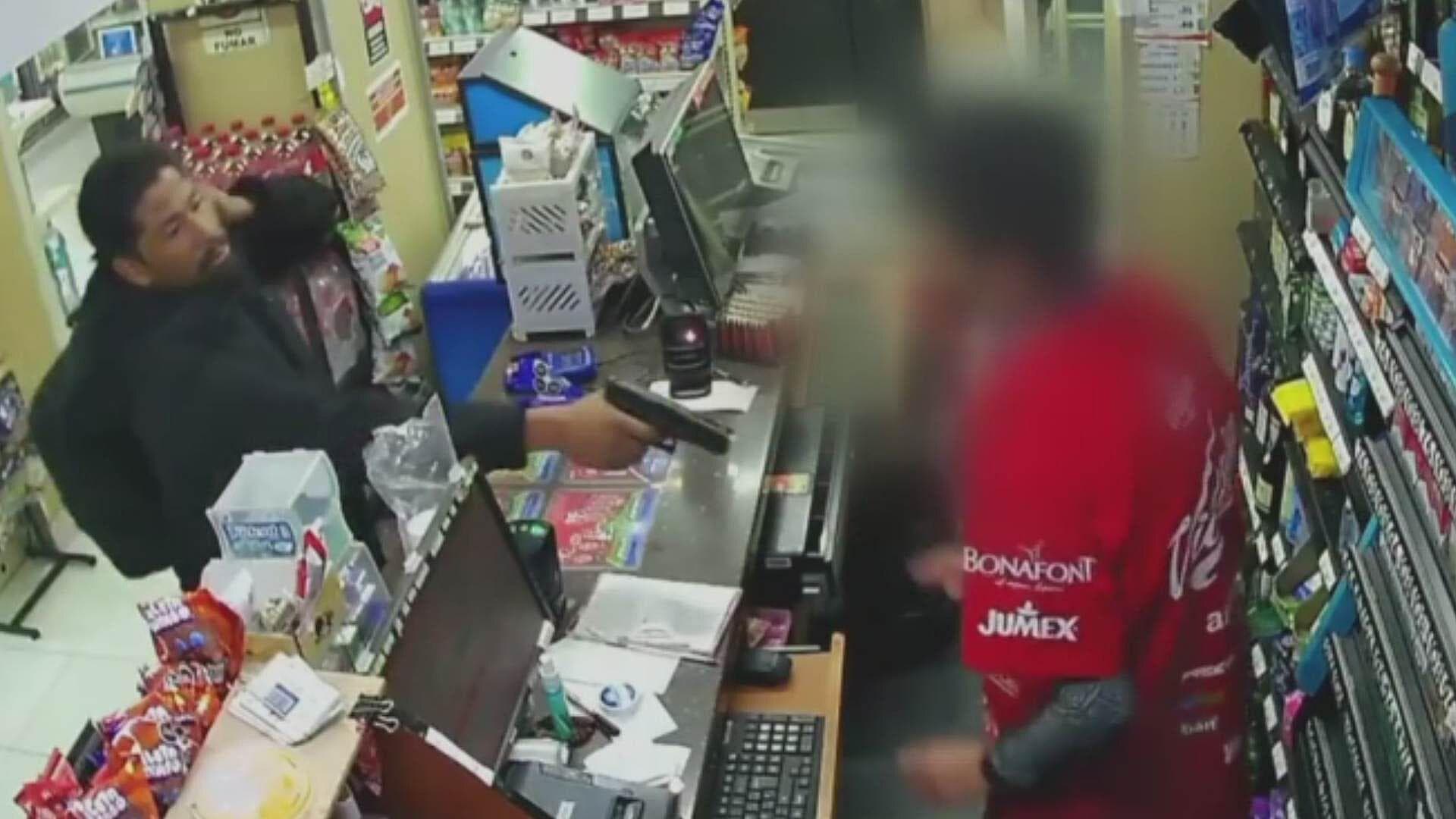 VIDEO: Hombre Armado Asalta Tienda de Conveniencia en la Zona Rosa, CDMX