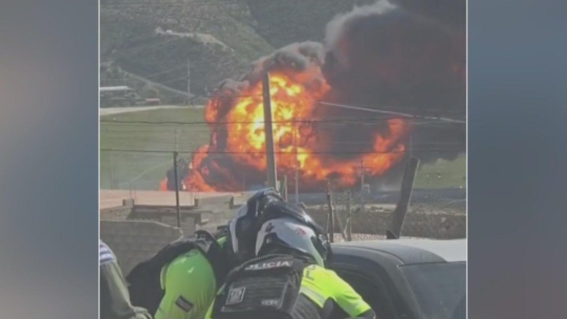 Combaten Incendio en Ducto de Pemex en Playas de Rosarito, Baja California
