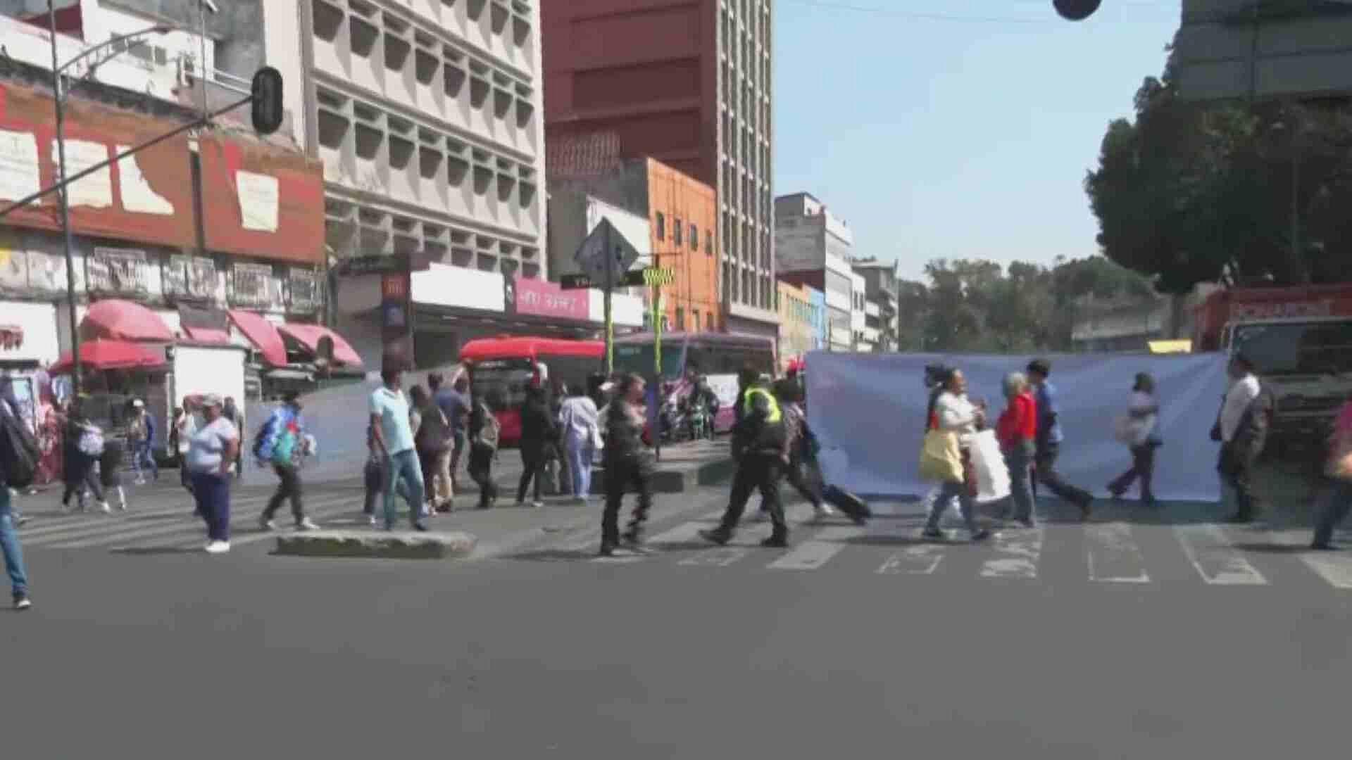 Comerciantes Realizan Bloqueo en Izazaga y Pino Suárez: Exigen Espacios de Trabajo en CDMX