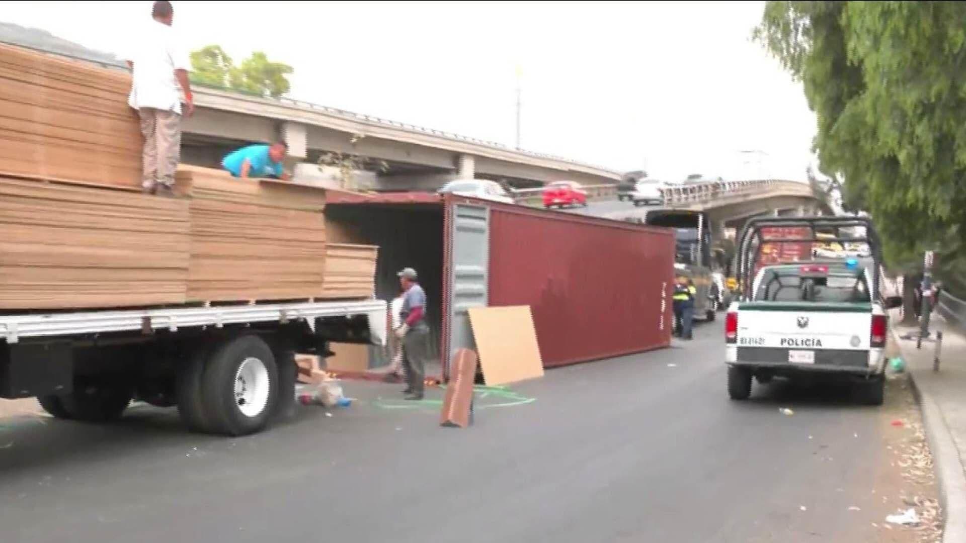 Vuelca Contenedor con Aglomerado en Puente del Periférico, CDMX