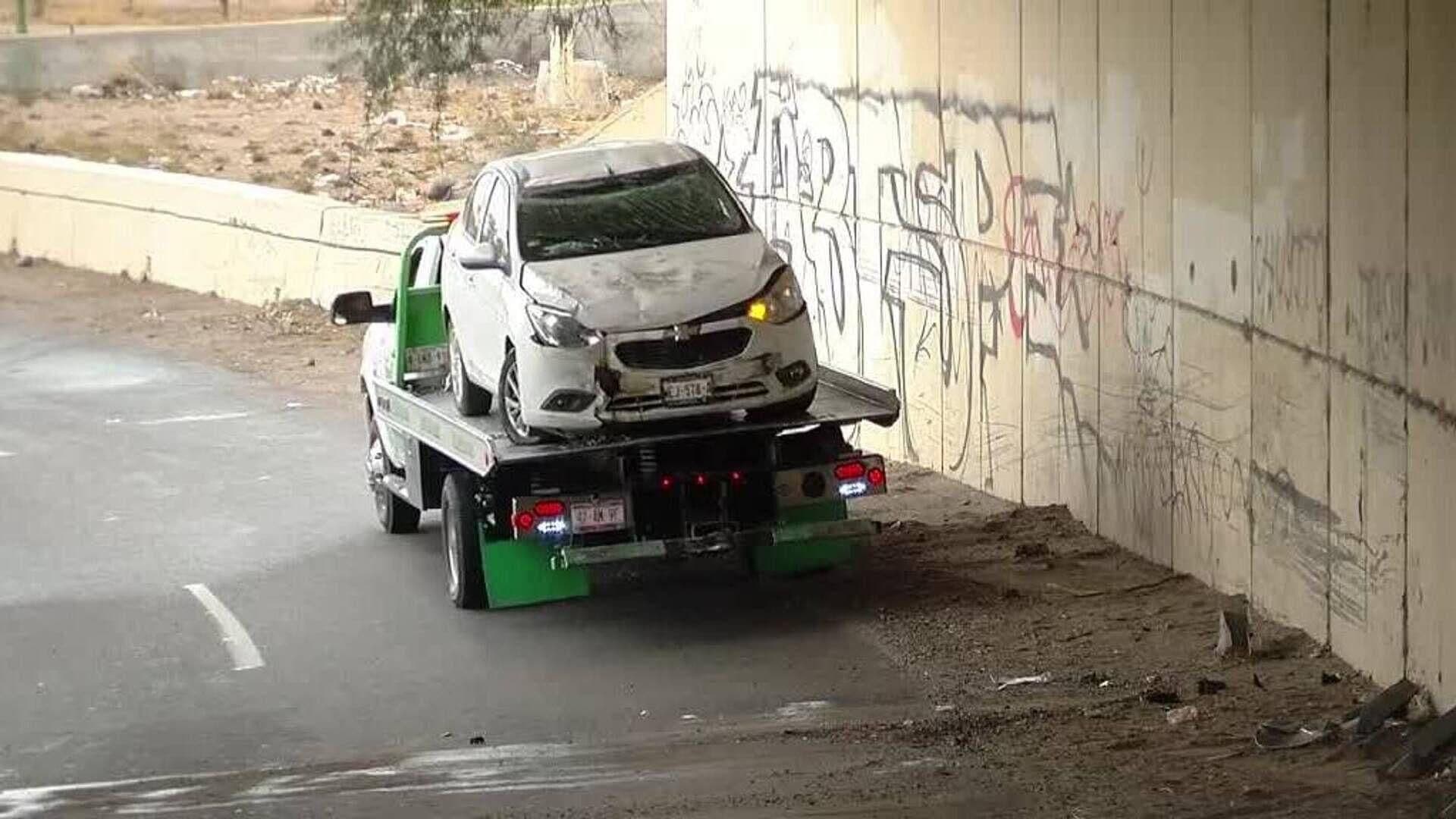 Auto Choca y Vuelca en Puente a Desnivel de la Presa en Hermosillo