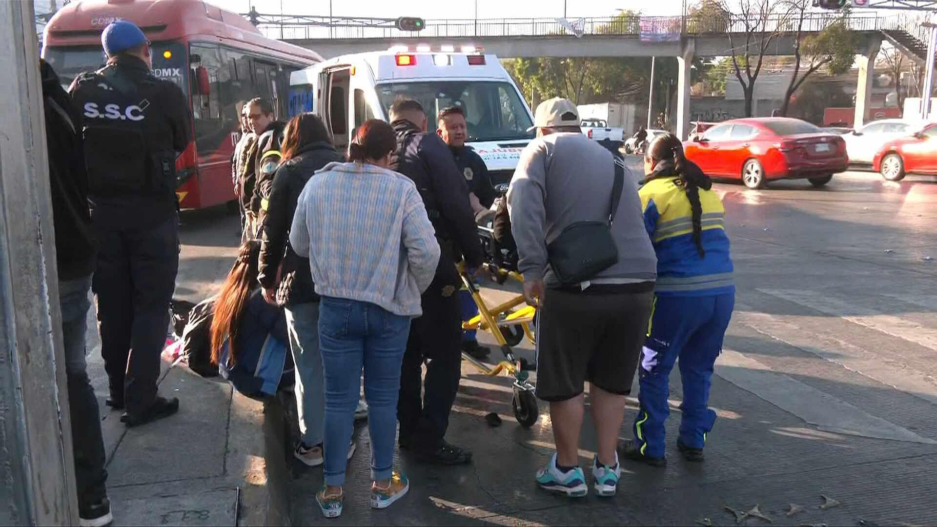 Accidente de Mototaxi en Calzada Vallejo, CDMX, deja Tres Lesionados