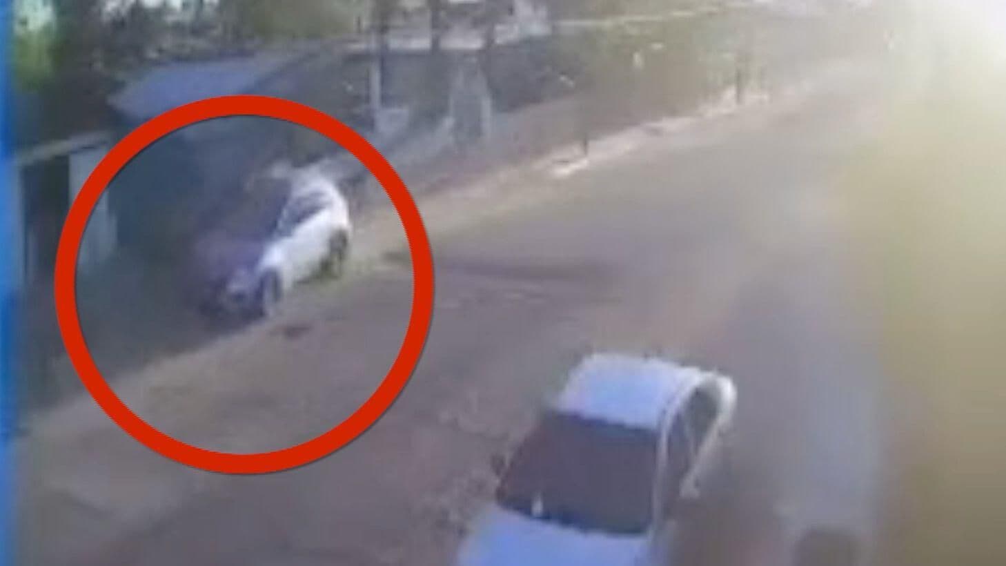 Video: Conductor Choca Contra Poste de CFE y Deja sin Luz a Colonia en ...