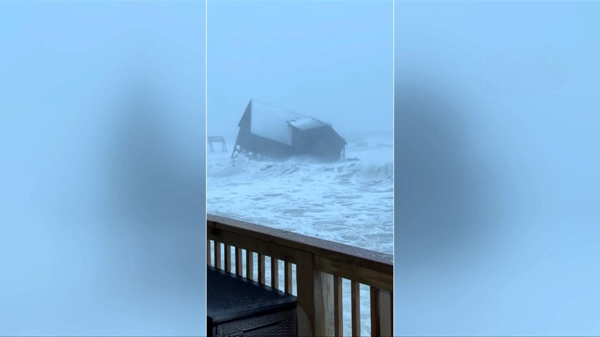 Como Tsunami: Tormenta Golpea y Derriba Vivienda en Isla Hatteras, Carolina del Norte
