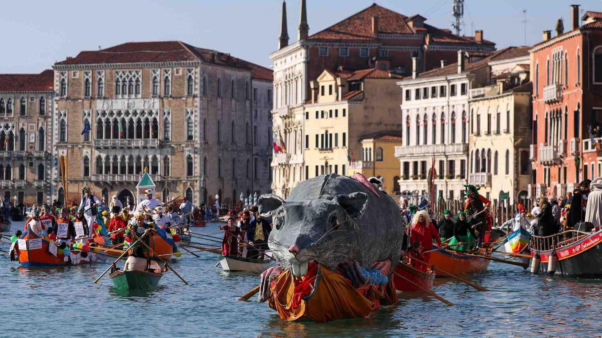 Celebran el Carnaval de Venecia con Desfile de Barcos en el Gran Canal
