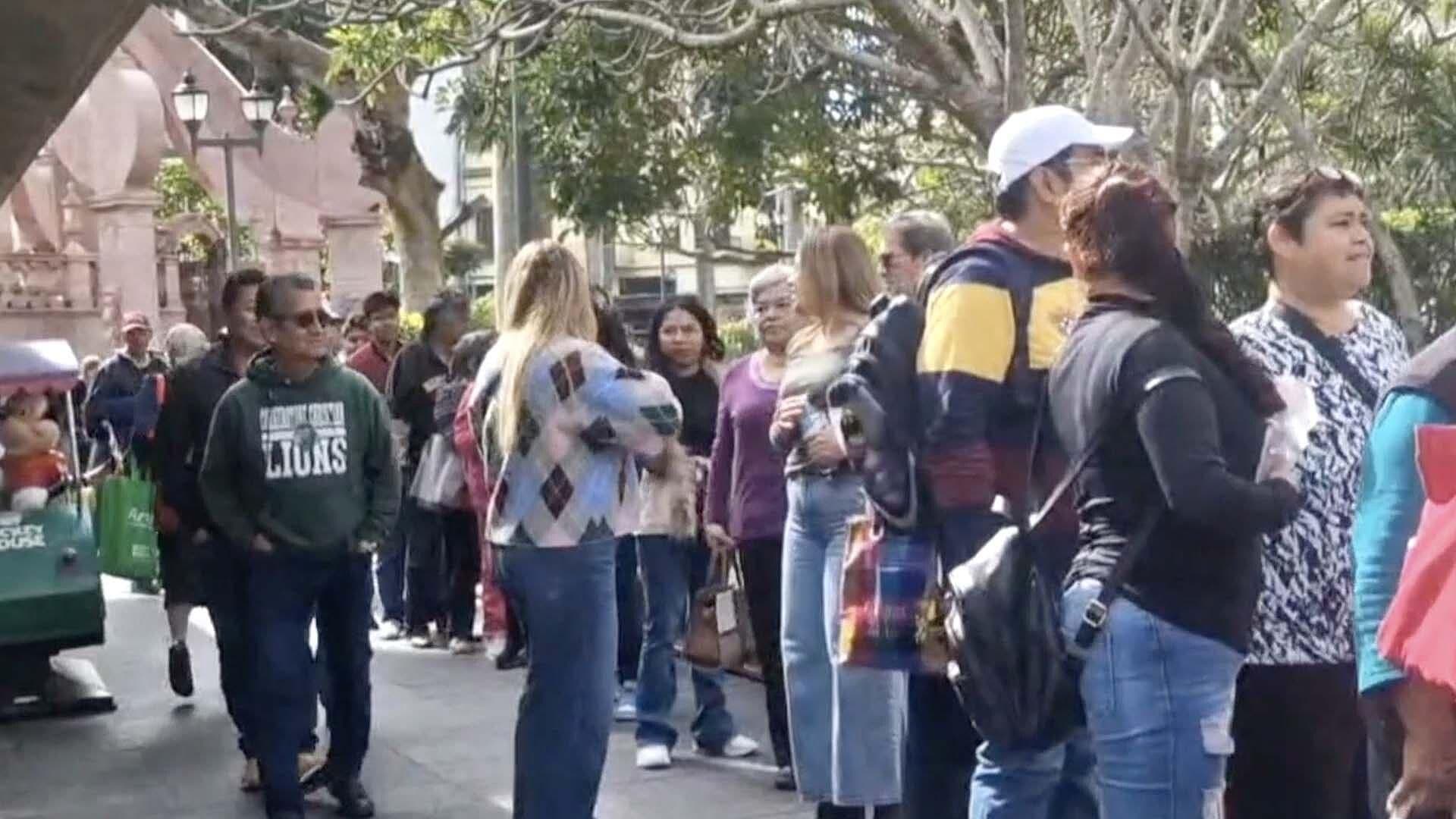 Reparten Tamales en Plaza de Armas de Tampico por el Día de la Candelaria
