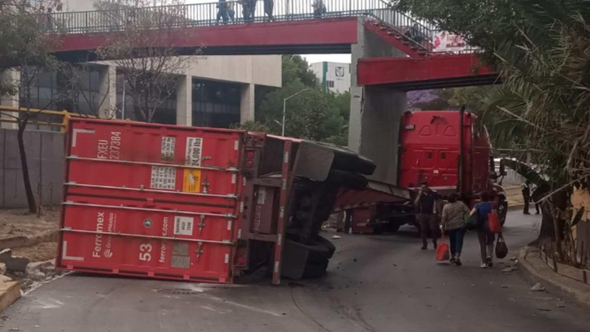 Tras 12 Horas de Trabajos Retiran Tráiler Volcado en La Raza