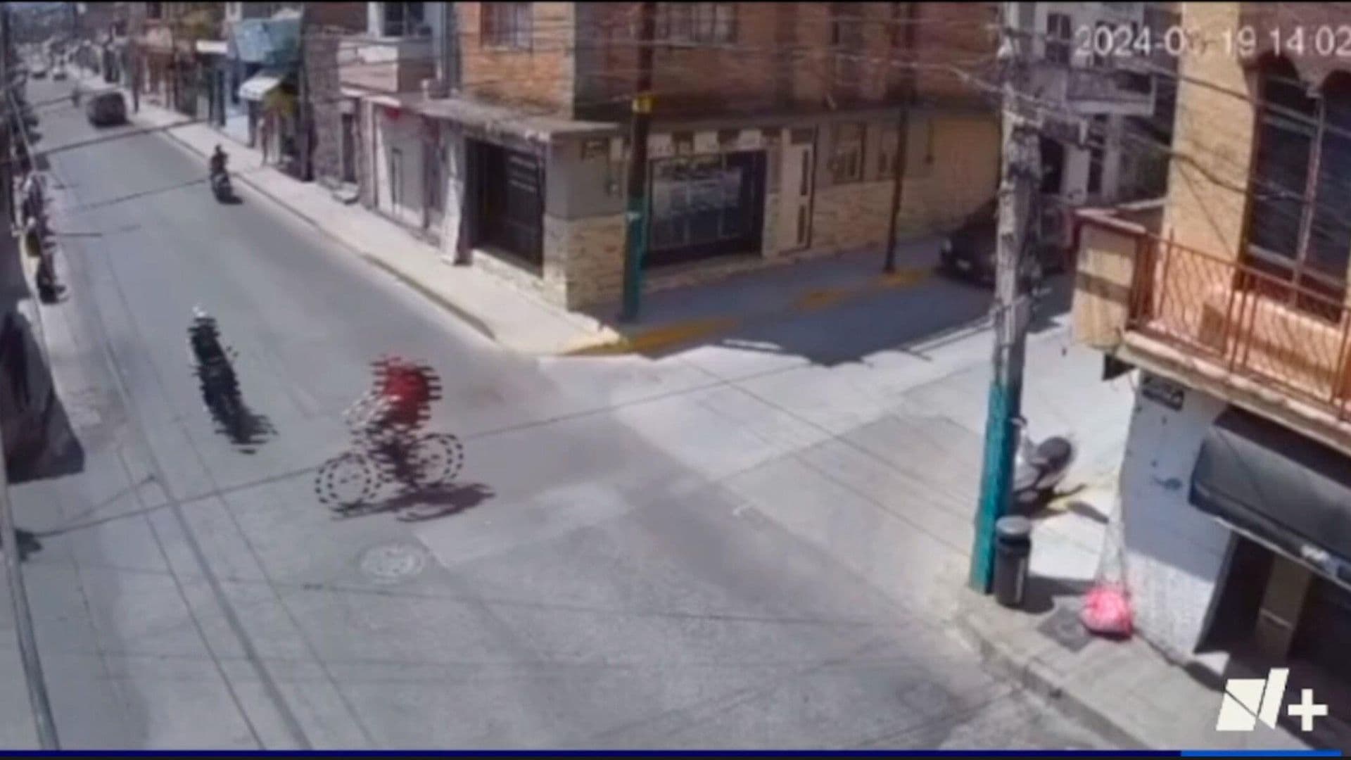 Un Ciclista y Un Motociclista Resultan Lesionados Al Chocar En Calles de Moroleón