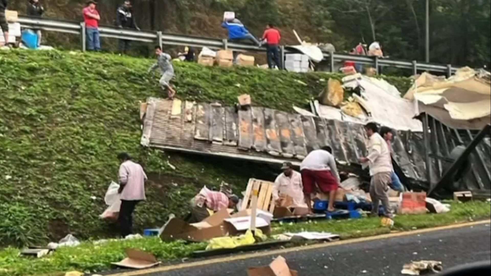 VIDEO: Se Desata Rapiña tras Volcadura de Tráiler con Abarrotes en la Coatzacoalcos-Villahermosa