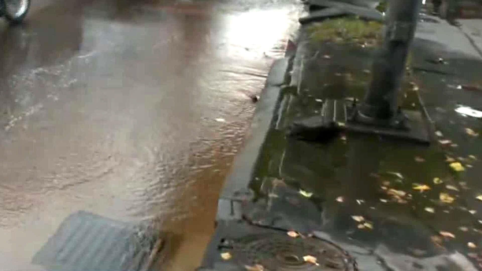 Reportan Megafuga de Agua en Avenida José López Portillo, en Tultitlán