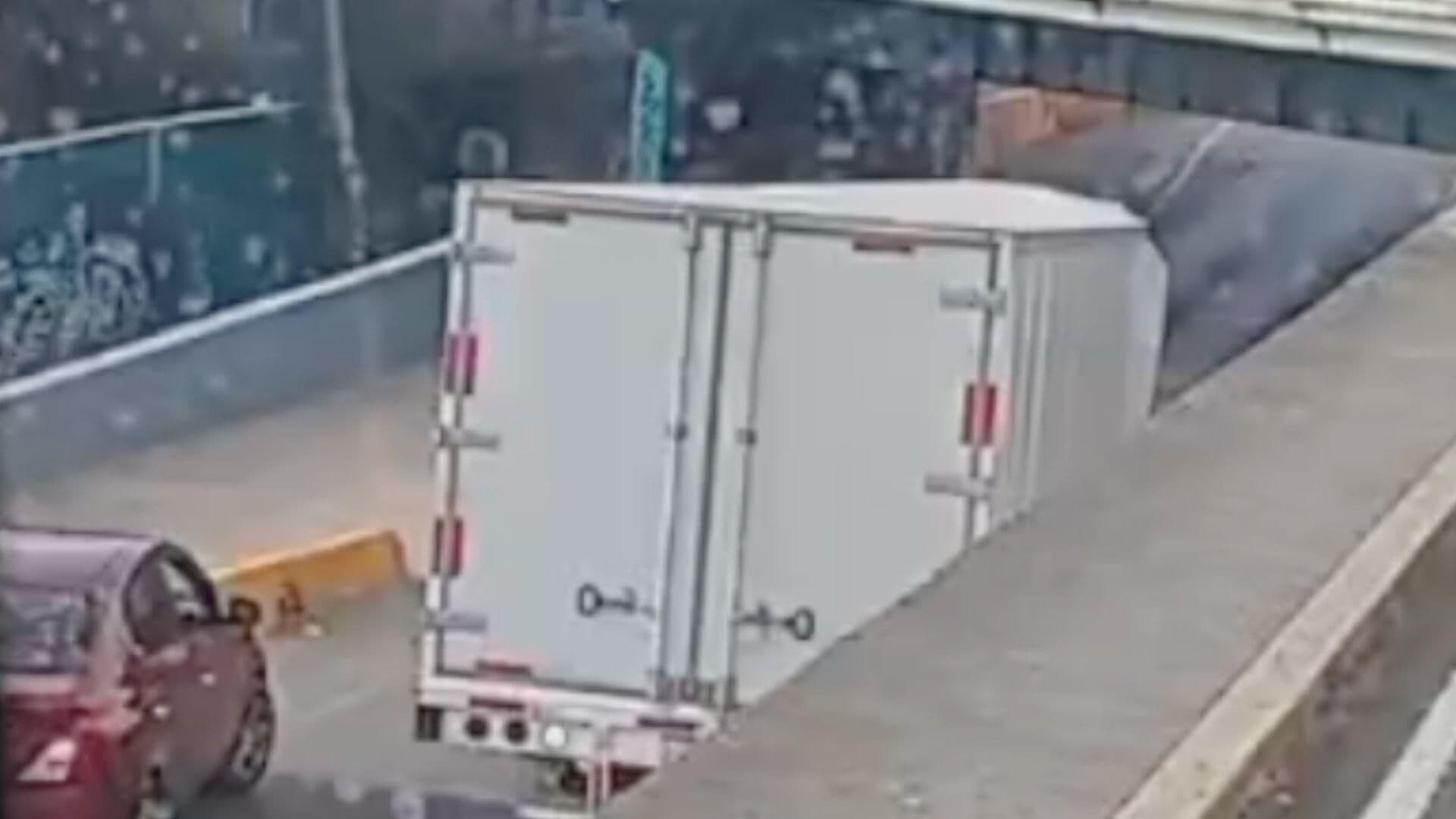 Se Atora Camión en la Parte de Abajo del Malecón del Río en León, Guanajuato