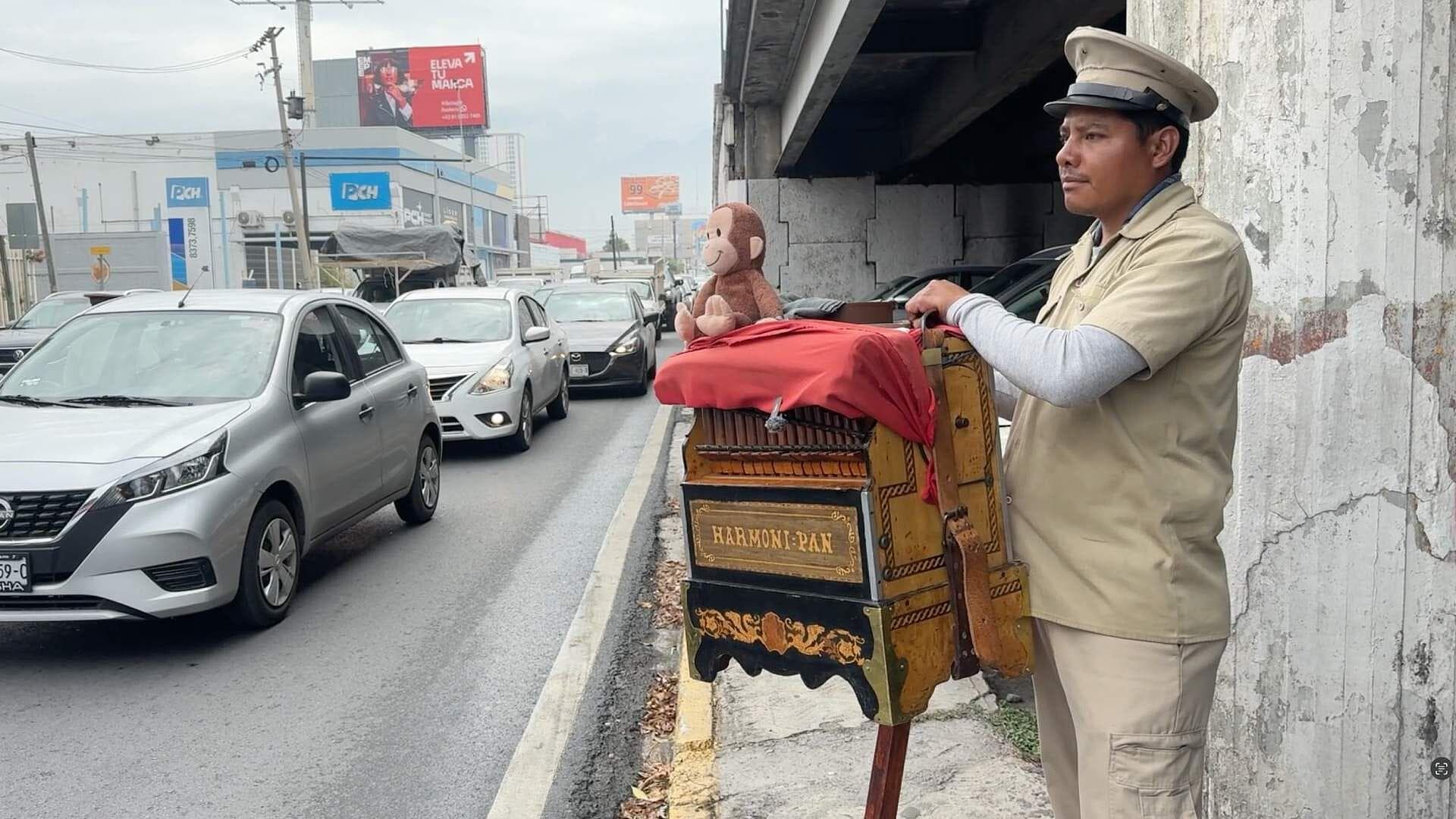 El Organillero que Recorre la República Mexicana Llega a Nuevo León; Busca Mantener la Tradición