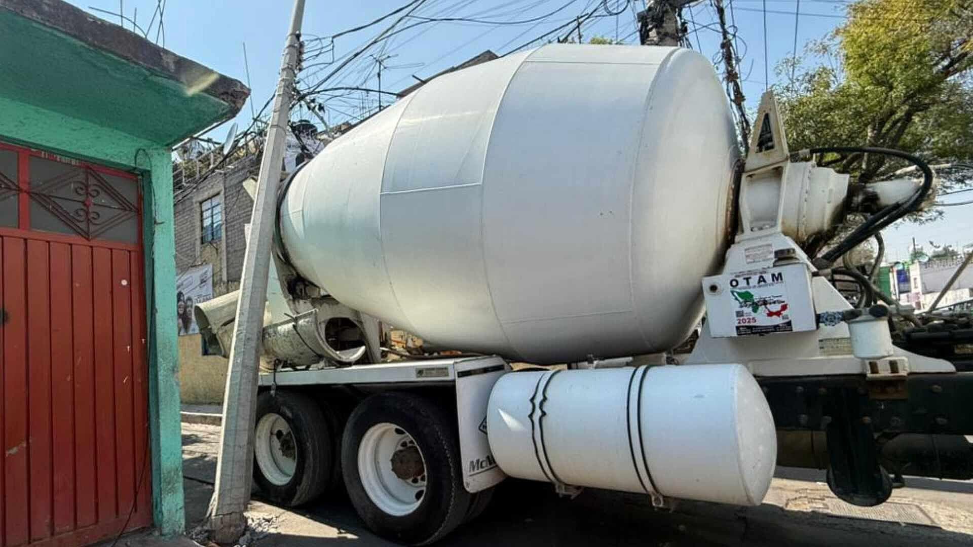 Revolvedora Tira Poste y Cables de Luz en la Ramos Millán en Iztacalco, CDMX