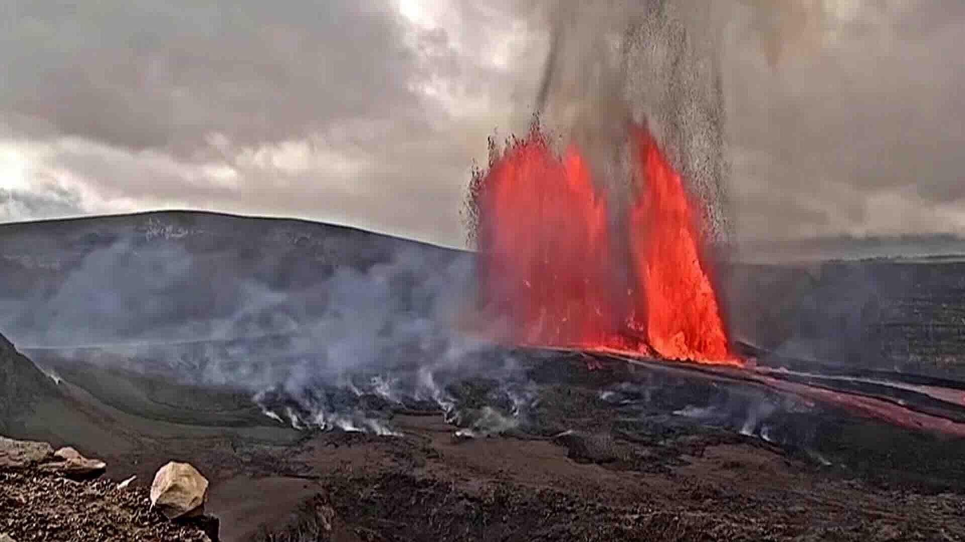 Volcán Kilauea Entra en Erupción y Arroja Fuentes de Lava en Hawái, Estados Unidos