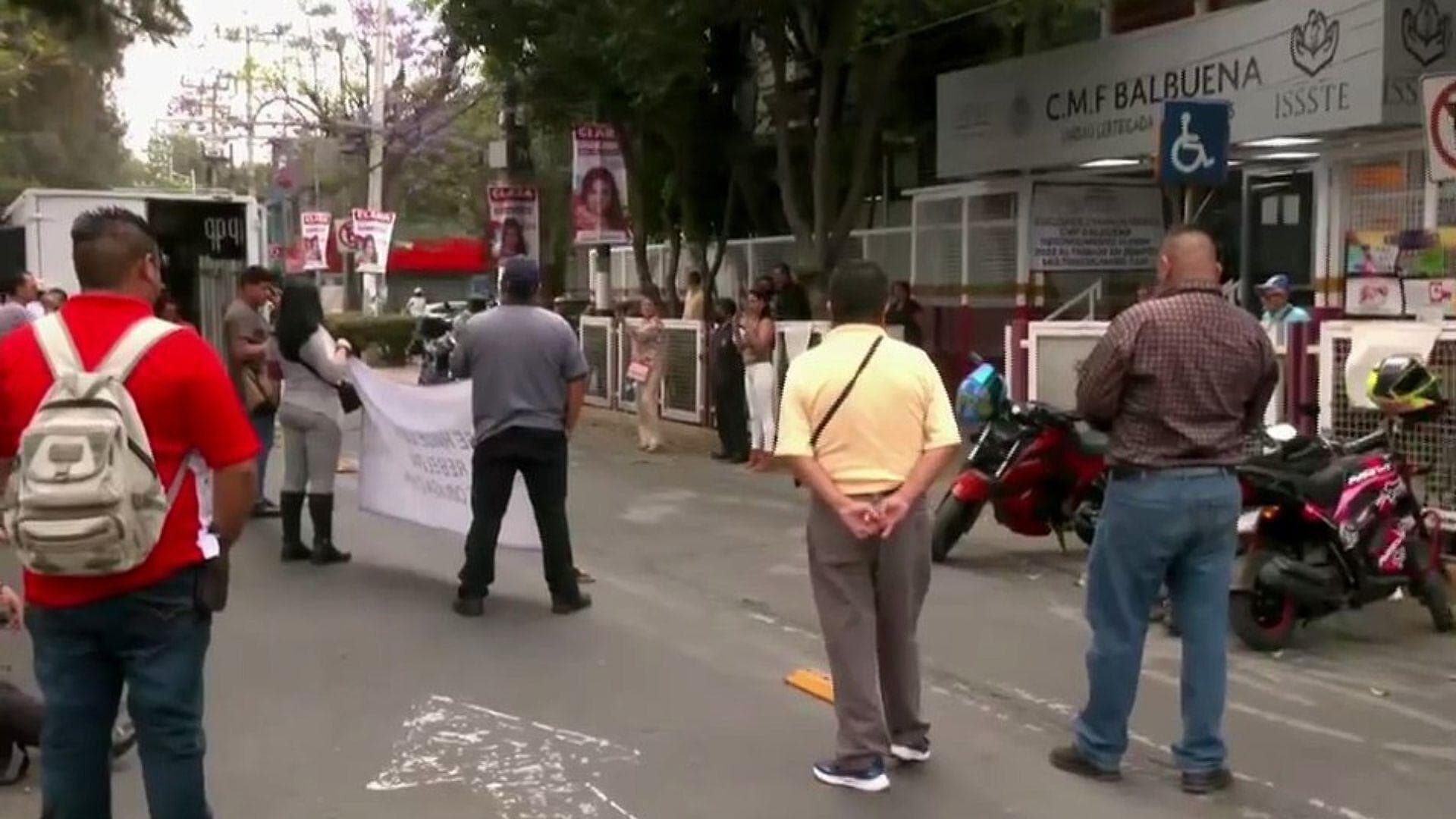 Trabajadores Protestan Afuera de Clínica del ISSSTE en Balbuena, CDMX