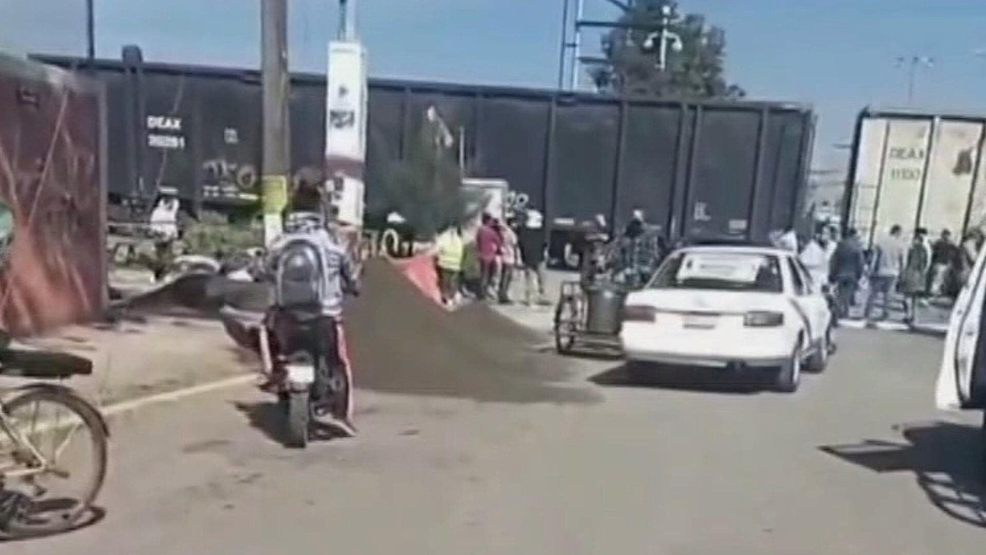 Tren Embiste Vehículo en Jardines de Morelos, Ecatepec; Circulación Cerrada
