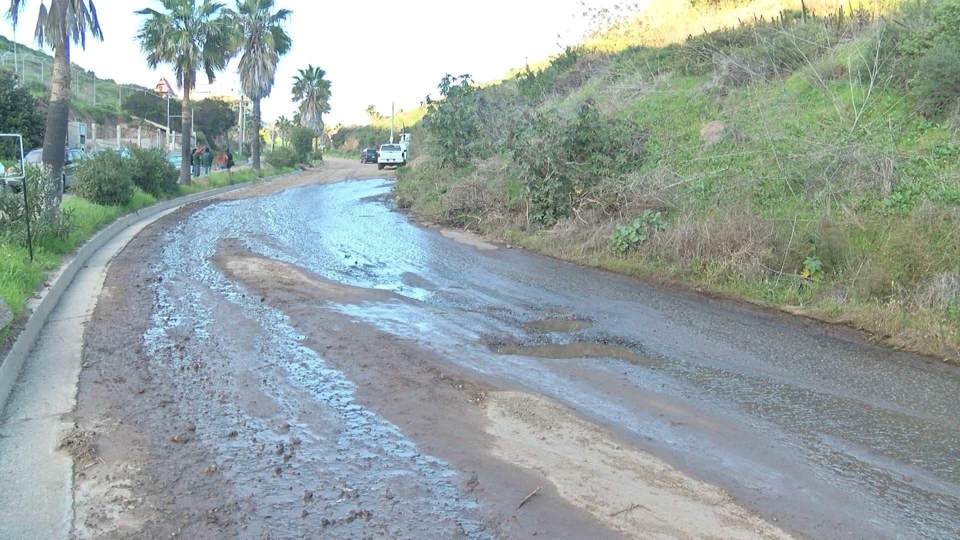Vecinos de Rosarito Piden Reparar Fuga de Agua Potable y Vialidad Dañada