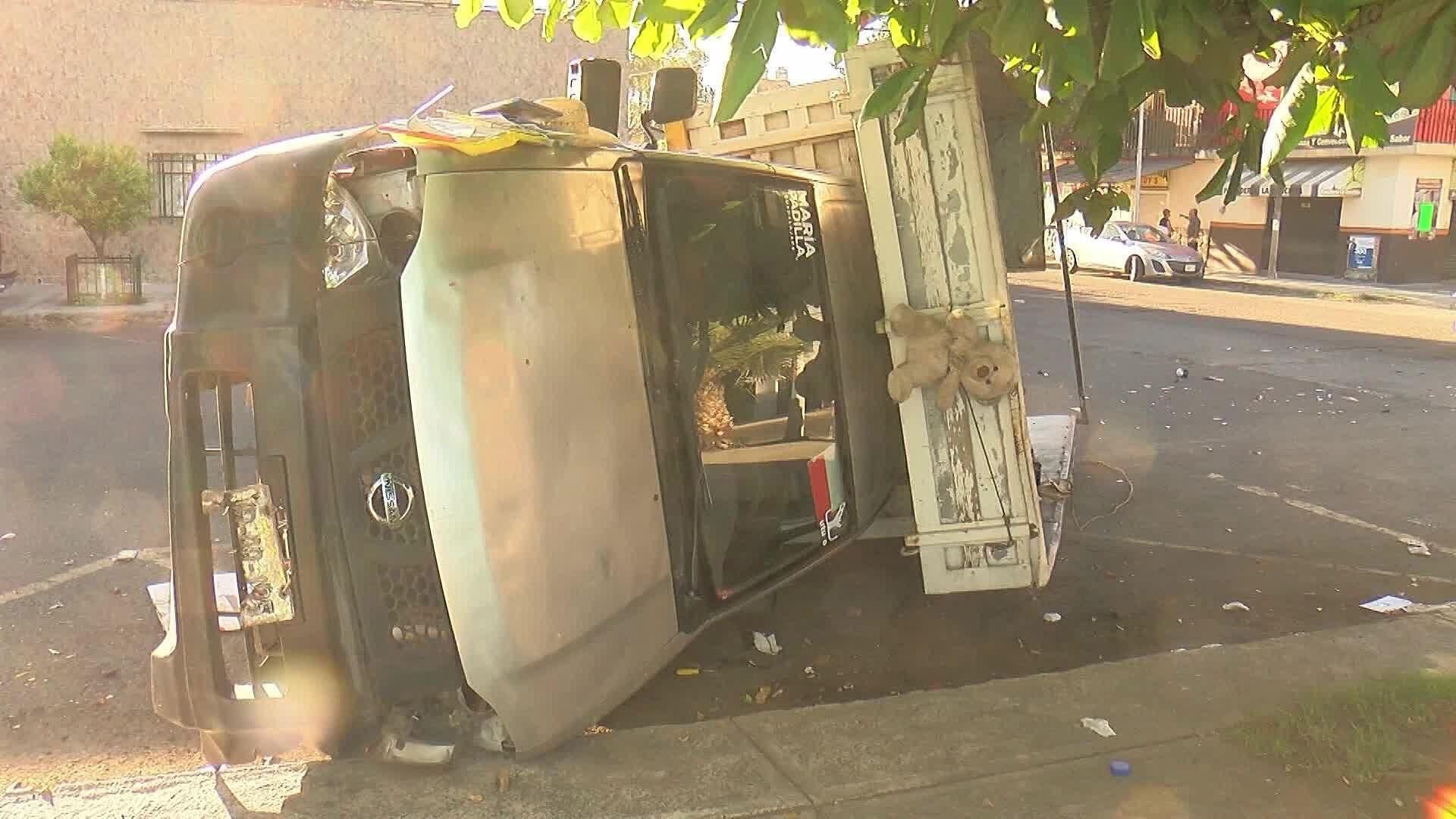 Camioneta Recolectora de Basura Termina Volcada en la Colonia Talpita, Guadalajara