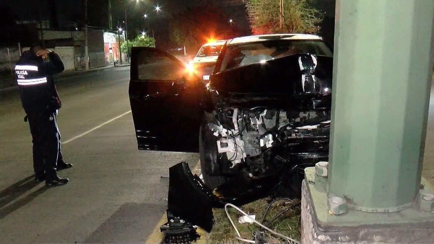 Por Intentar Esquivar un Auto, Hombre Termina Chocando Contra Poste en López Mateos