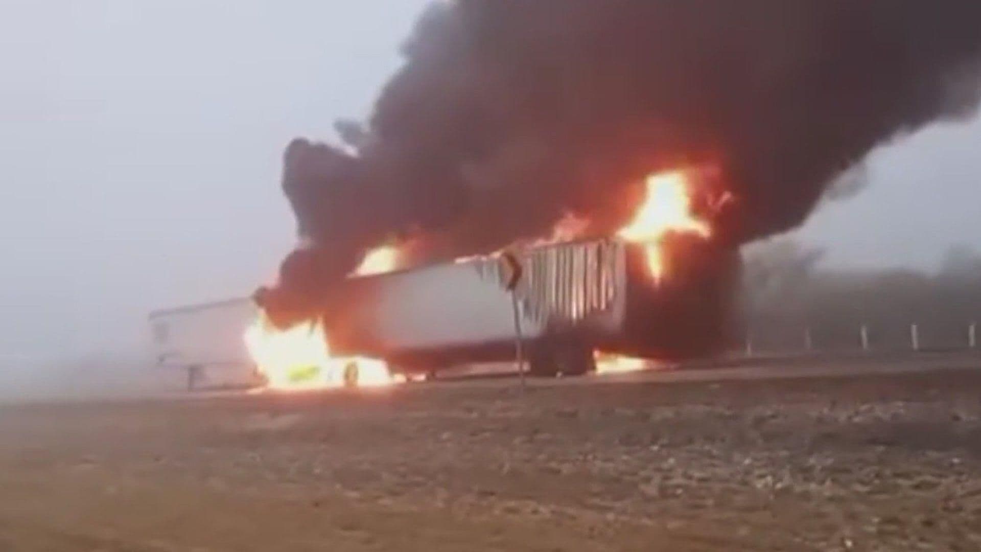Choca Tráiler y Se Quema en el Km. 87; Hay Cierre Vial en Autopista a Laredo en Sabinas Hidalgo