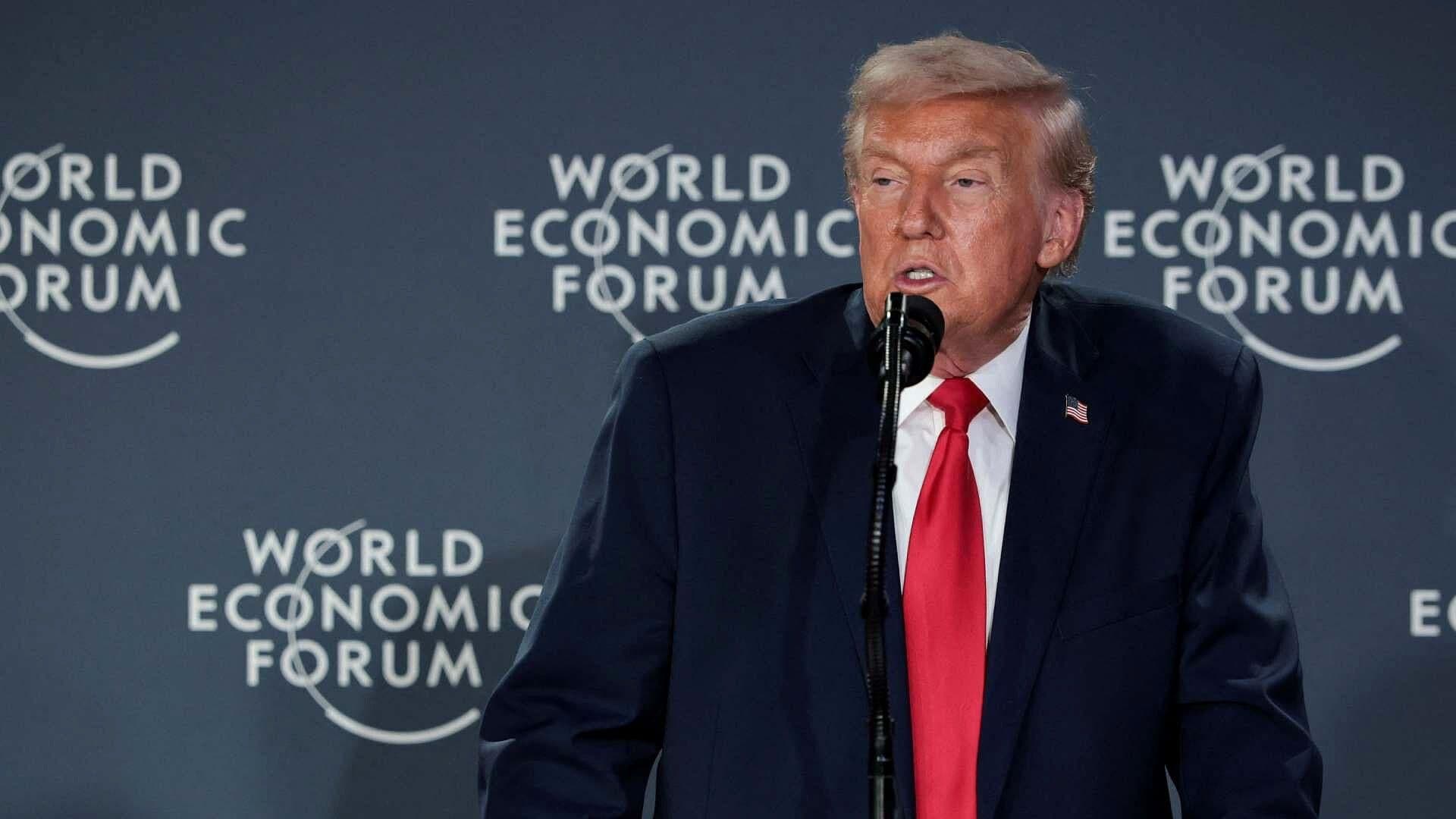 Trump Atrae los Reflectores en Davos: Responde a Carney, "Raspa" a Macron y Habla de Groenlandia