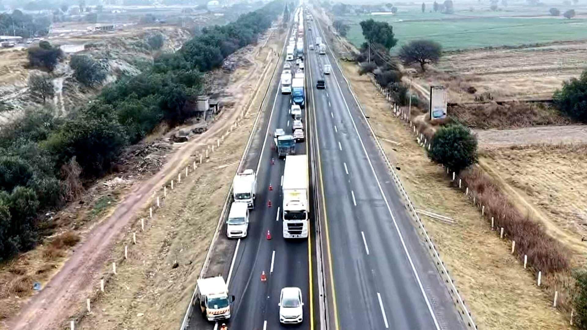Así se Ve Desde el Aire el Caos Vial por Volcadura de Camioneta en Circuito Exterior Mexiquense