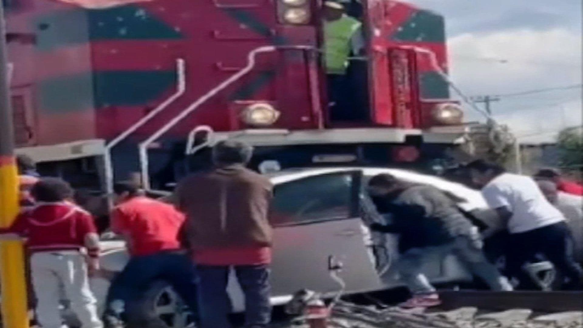Conductor es Arrastrado en su Auto al Intentar Ganarle el Paso al Tren en Villagrán