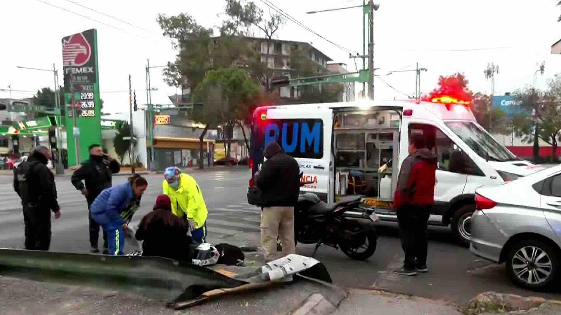 Atienden a Motociclista Tras Percance con Automóvil en Eje Central, CDMX