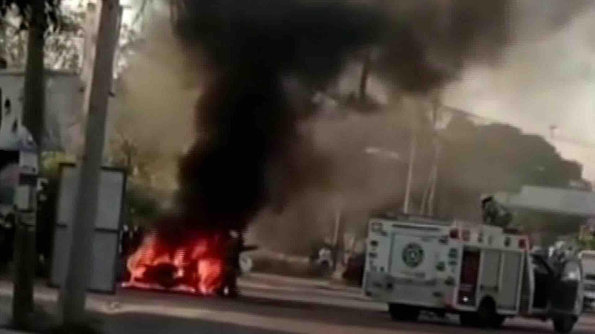 Auto Queda Totalmente Calcinado en Rotonda de Tuxtla Gutiérrez, Chiapas