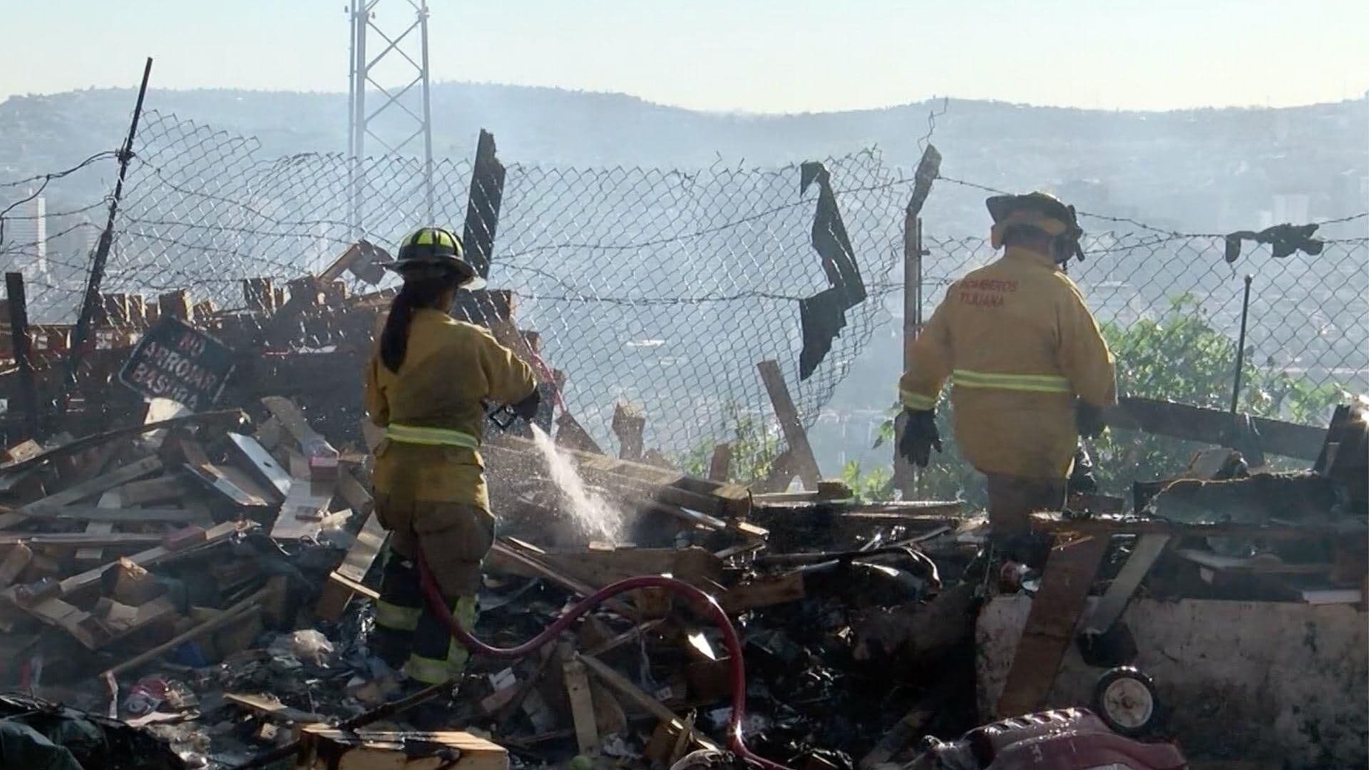 Vientos Santa Ana Complican Incendio en Tijuana de Más de 20 Viviendas