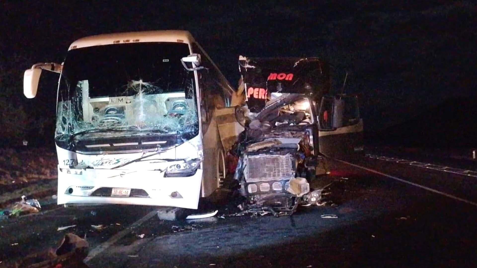 Choque entre Tráiler y Autobús en Carretera 85 de Llera